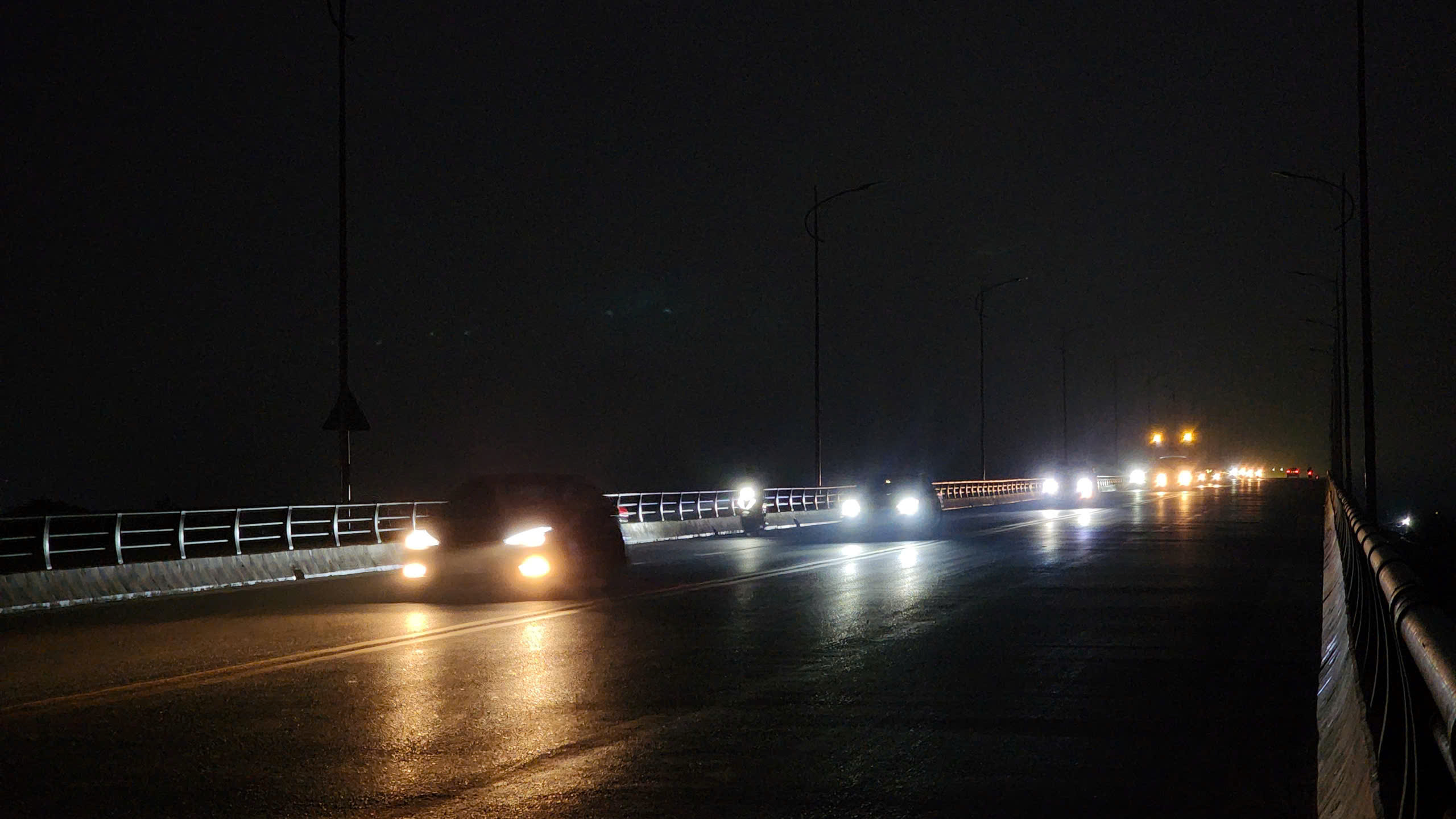 Bắc Ninh: Nguy cơ mất an to&agrave;n tr&ecirc;n cầu B&igrave;nh Than do hệ thống chiếu s&aacute;ng t&ecirc; liệt- Ảnh 4.