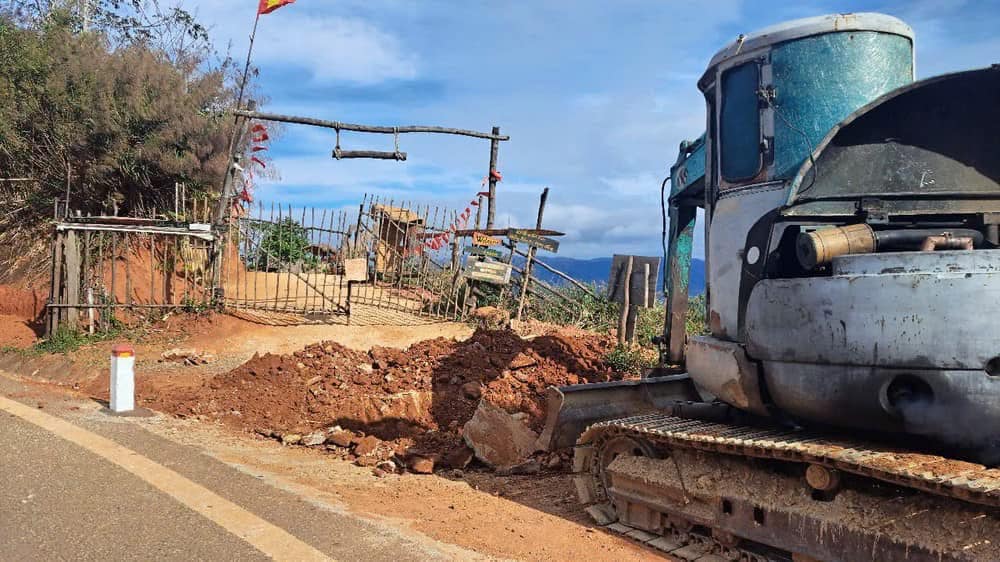 Kon Tum: Phạt chủ qu&aacute;n c&agrave; ph&ecirc; đấu nối đường tr&aacute;i ph&eacute;p v&agrave;o QL24- Ảnh 1.