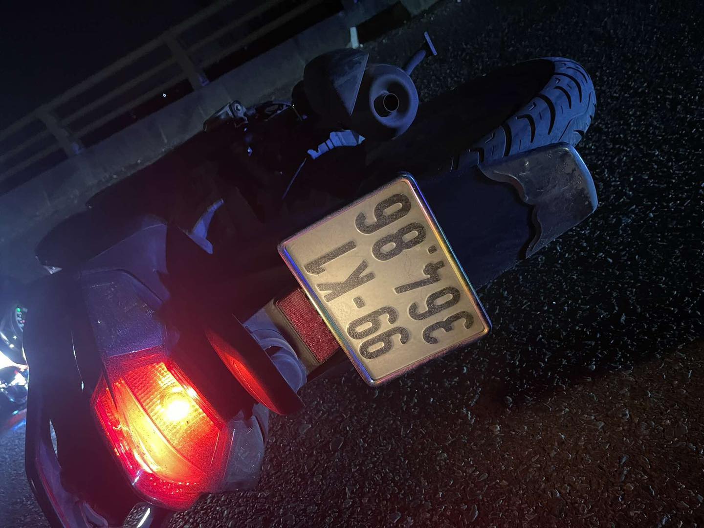 Bắc Ninh: Nguy cơ mất an to&agrave;n tr&ecirc;n cầu B&igrave;nh Than do hệ thống chiếu s&aacute;ng t&ecirc; liệt- Ảnh 10.