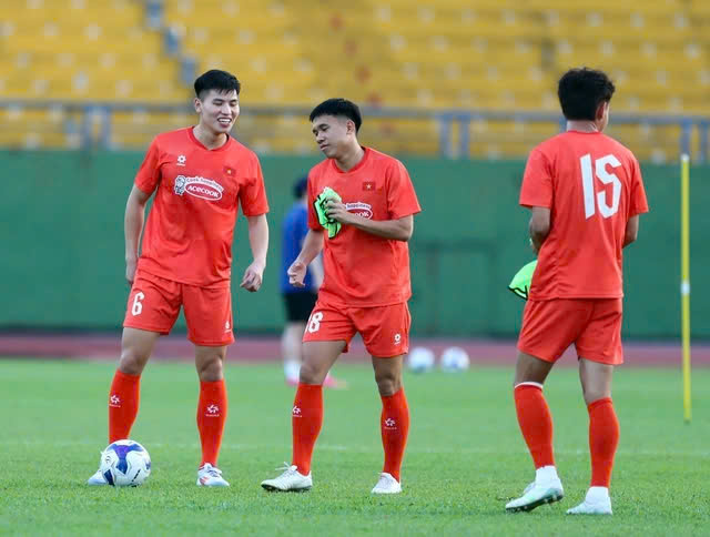 Ch&aacute;y v&eacute; xem trận đầu ti&ecirc;n của tuyển Việt Nam tại v&ograve;ng loại Asian Cup- Ảnh 1.