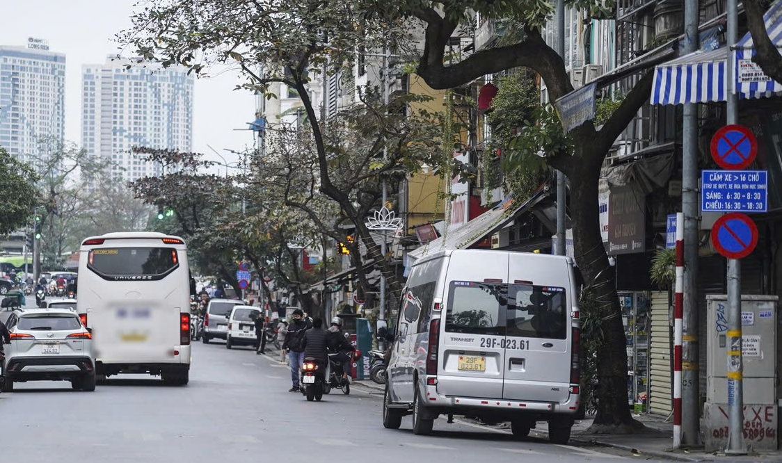 Chủ tịch H&agrave; Nội y&ecirc;u cầu kiểm tra xe tr&ecirc;n 16 chỗ ra v&agrave;o phố cổ giờ cấm- Ảnh 1.