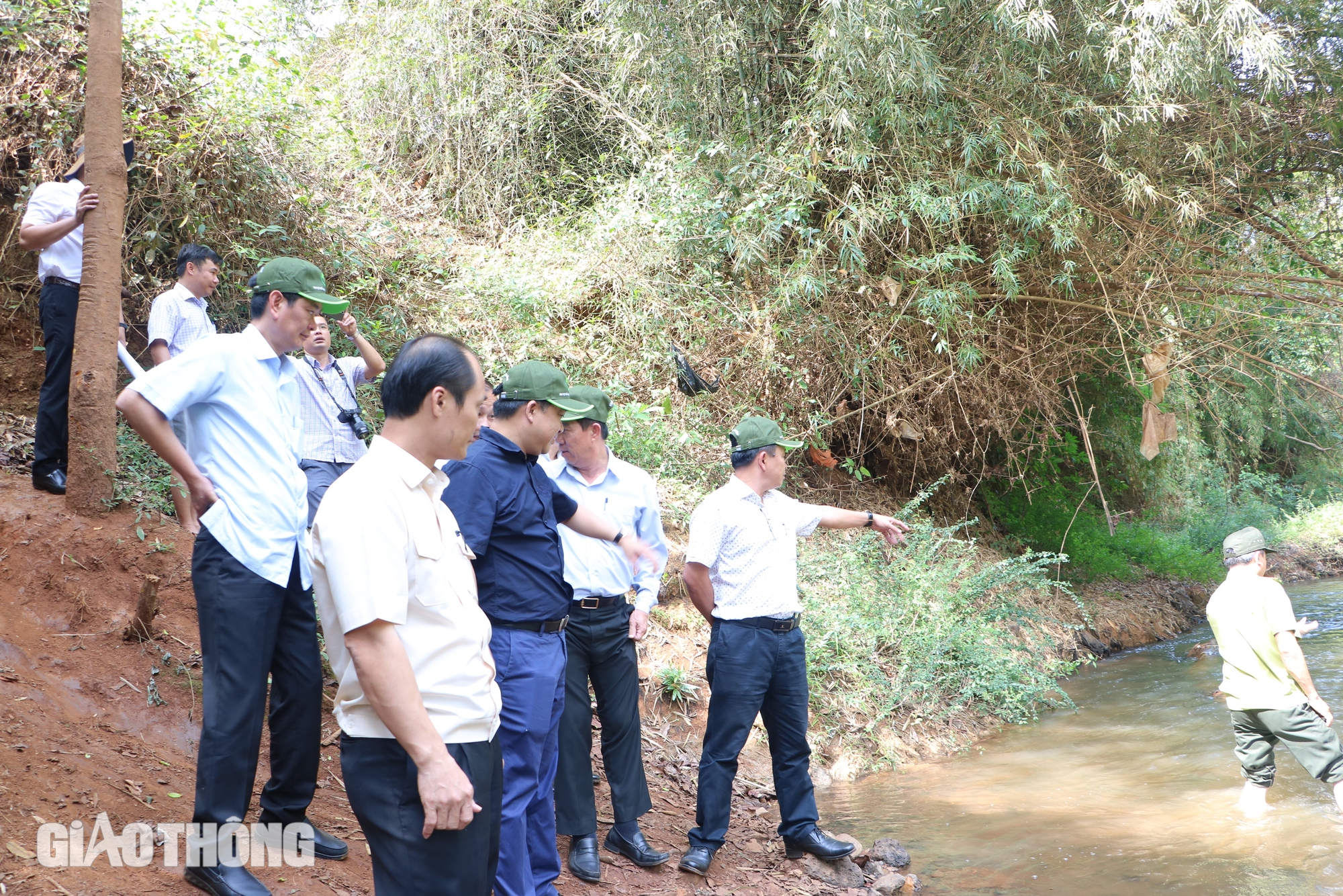 Kiểm tra thực địa vị tr&iacute; được đề xuất kh&ocirc;i phục cầu M&atilde; Đ&agrave; kết nối Đồng Nai với B&igrave;nh Phước- Ảnh 1.