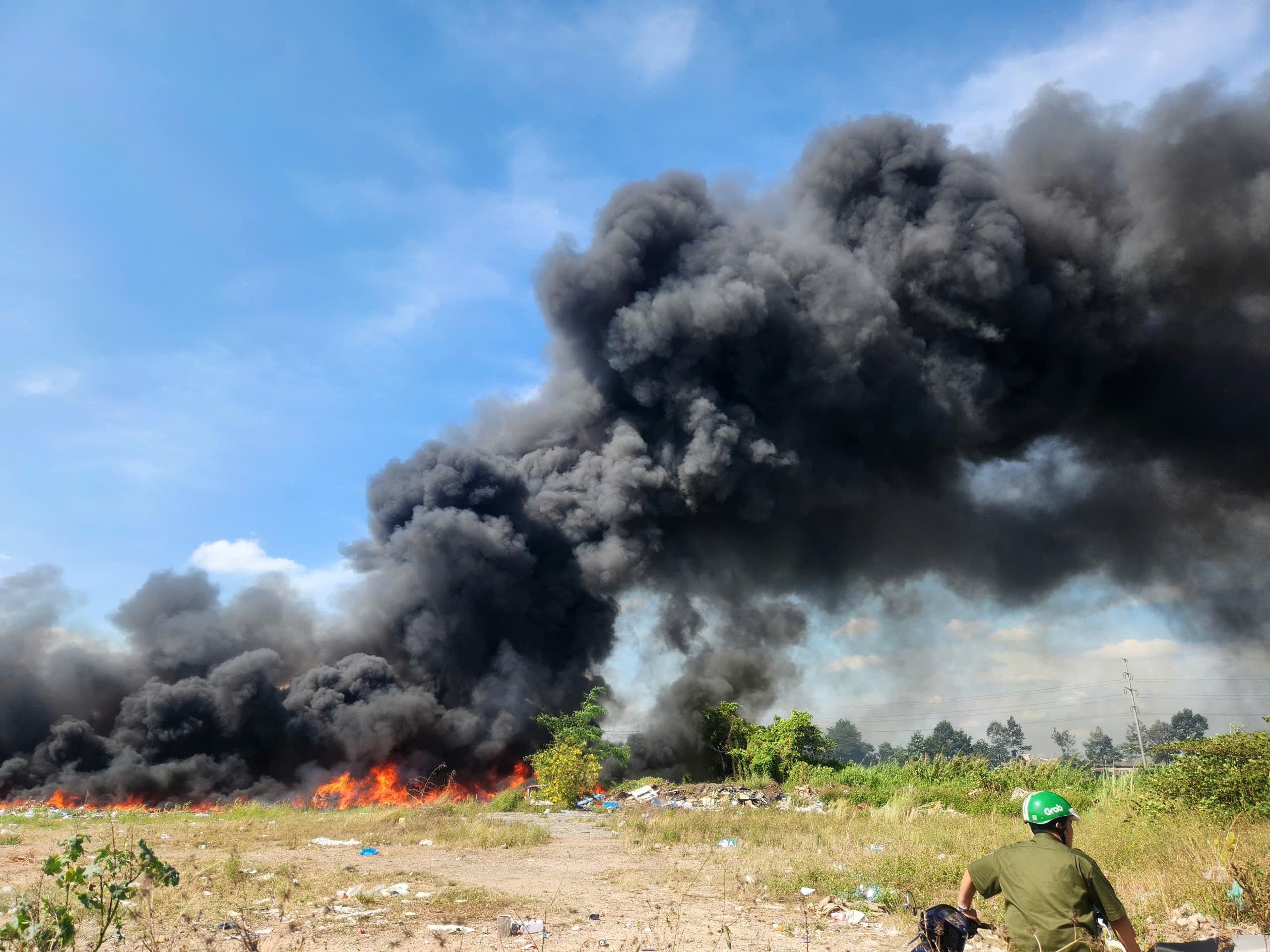 Đốt r&aacute;c khiến đ&aacute;m ch&aacute;y lan rộng, uy hiếp nhiều b&atilde;i giữ xe- Ảnh 1.