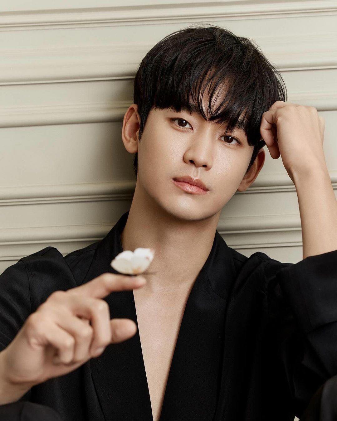 YouTuber úp mở hình ảnh Kim Soo Hyun không mặc áo, rửa bát trong nhà bạn gái?- Ảnh 1. YouTuber úp mở hình ảnh Kim Soo Hyun không mặc áo, rửa bát trong nhà bạn gái?- Ảnh 1.