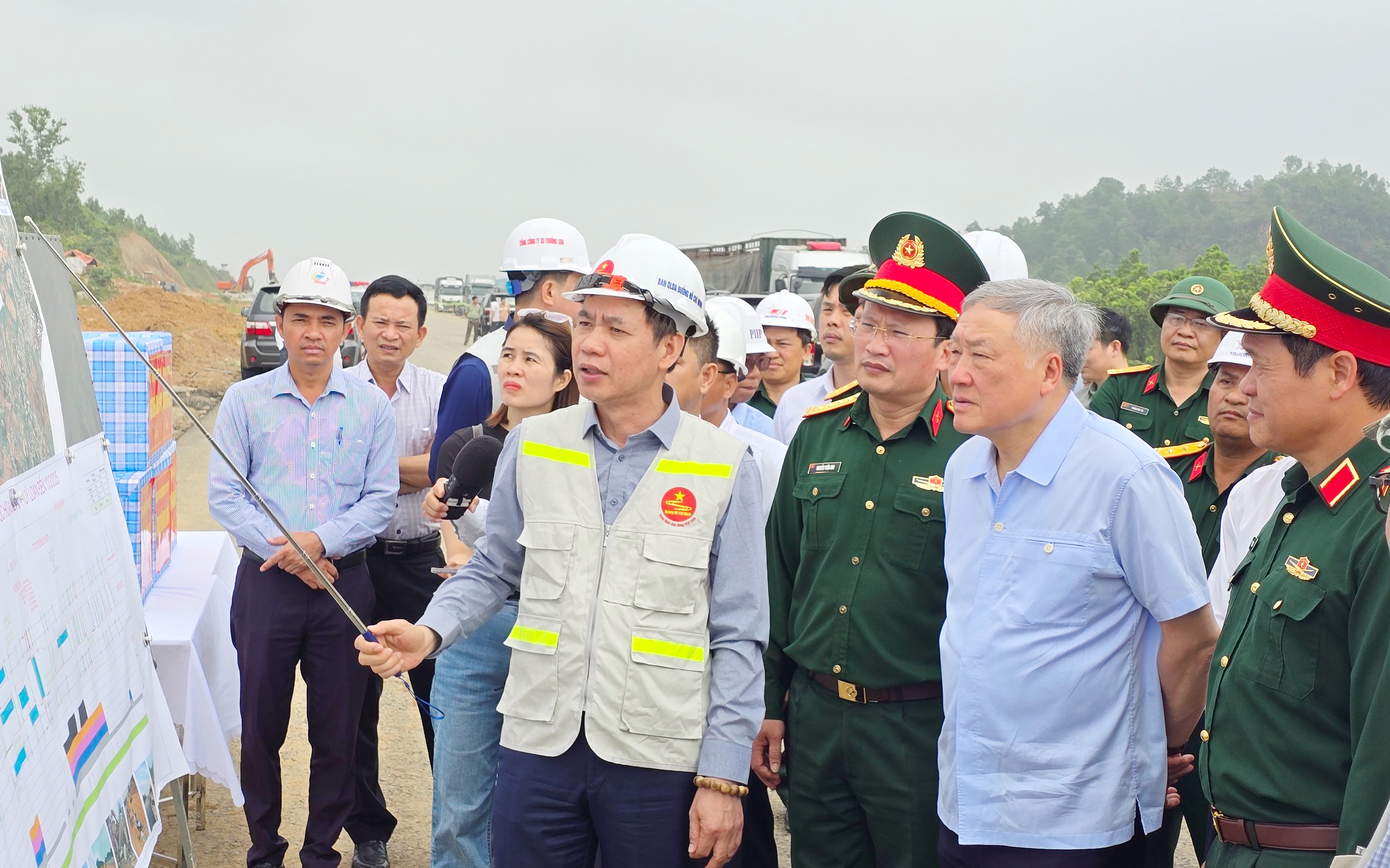 Ưu ti&ecirc;n nguồn đ&aacute;, giải quyết dứt điểm mặt bằng đường gom cao tốc H&ograve;a Li&ecirc;n - T&uacute;y Loan