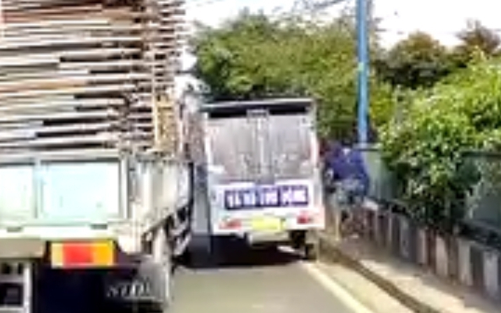 Công an Bình Định vào cuộc vụ liên tiếp 2 clip hành hung nữ sinh lan truyền MXH- Ảnh 2. Hai tài xế bất ngờ dừng xe trên cầu, lao vào đánh nhau dữ dội