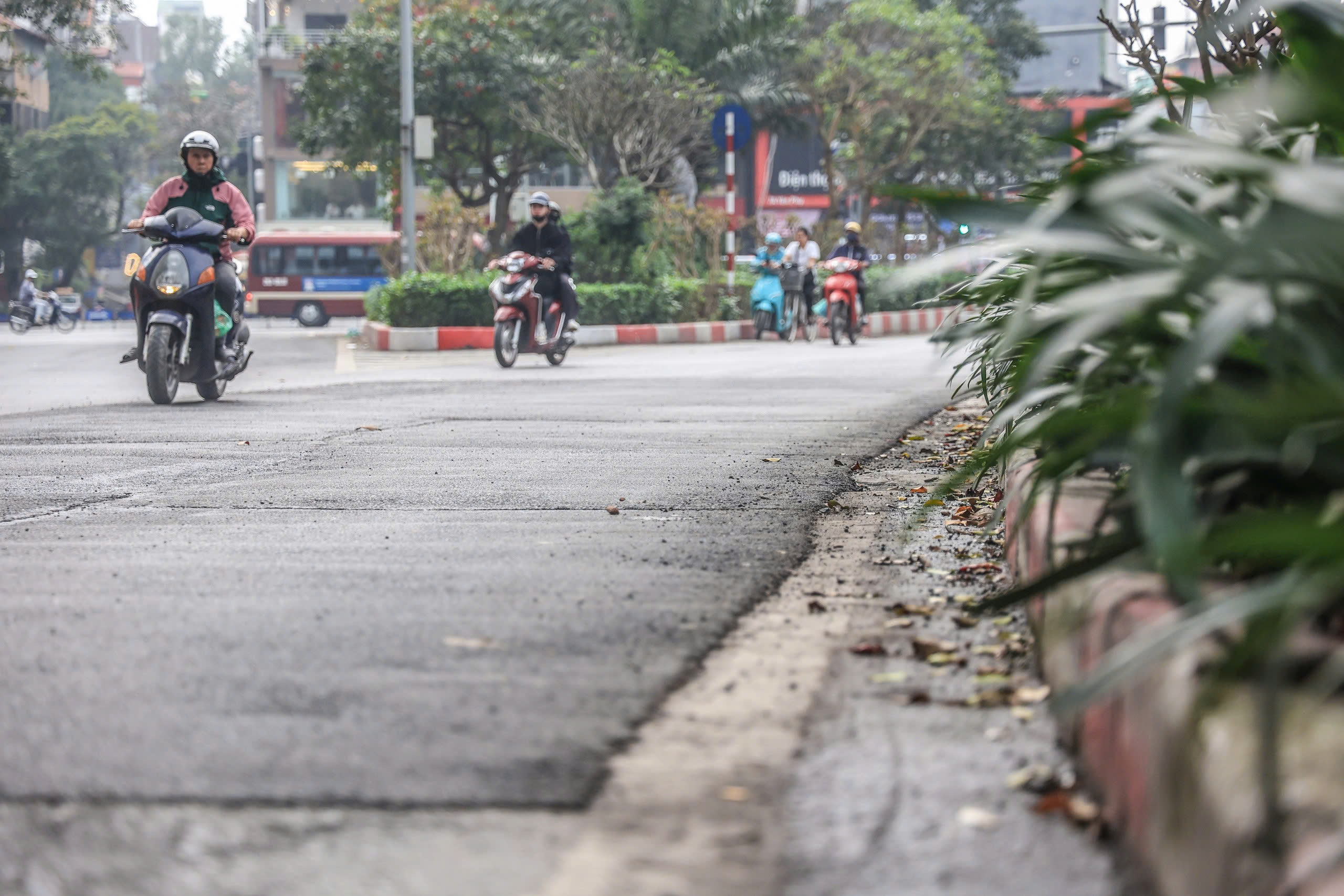 Nhiều tuyến đường H&agrave; Nội gồ ghề, nứt nẻ v&igrave; ho&agrave;n trả ẩu- Ảnh 15.