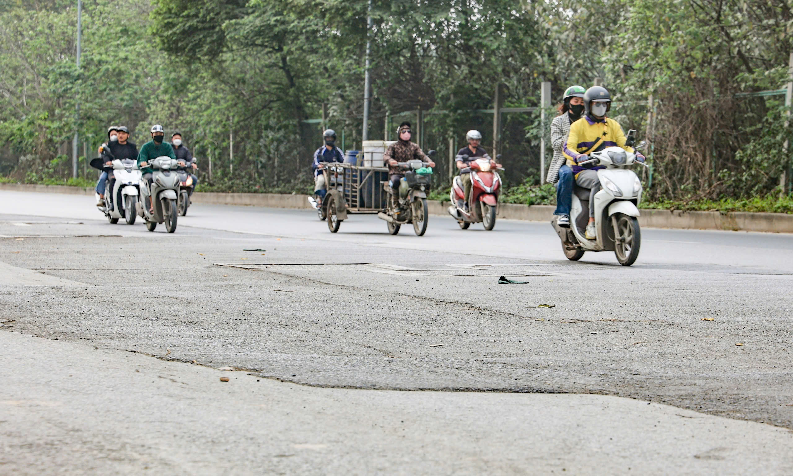 Nhiều tuyến đường H&agrave; Nội gồ ghề, nứt nẻ v&igrave; ho&agrave;n trả ẩu- Ảnh 10.