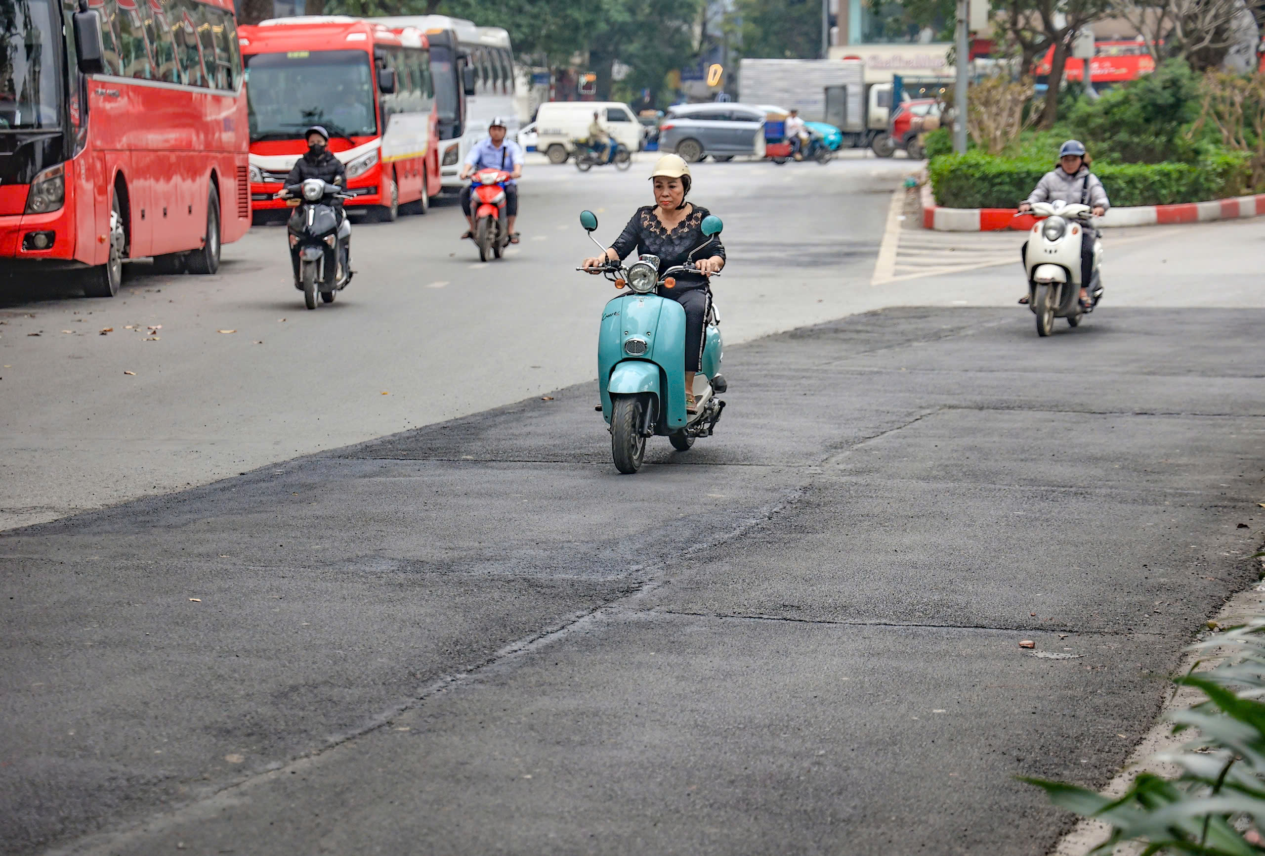 Nhiều tuyến đường H&agrave; Nội gồ ghề, nứt nẻ v&igrave; ho&agrave;n trả ẩu- Ảnh 17.