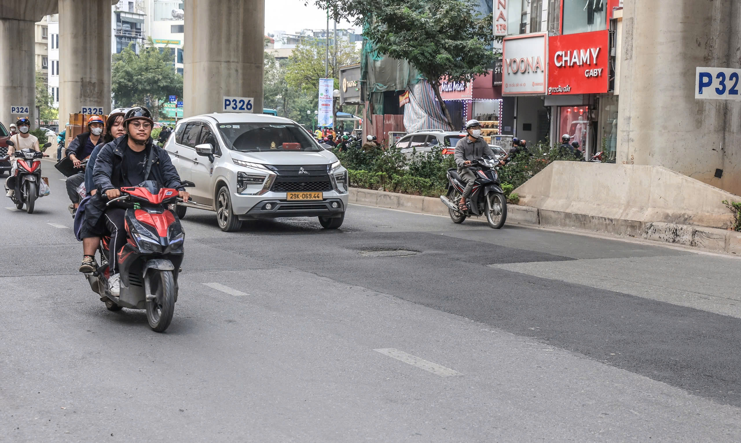 Nhiều tuyến đường H&agrave; Nội gồ ghề, nứt nẻ v&igrave; ho&agrave;n trả ẩu- Ảnh 12.