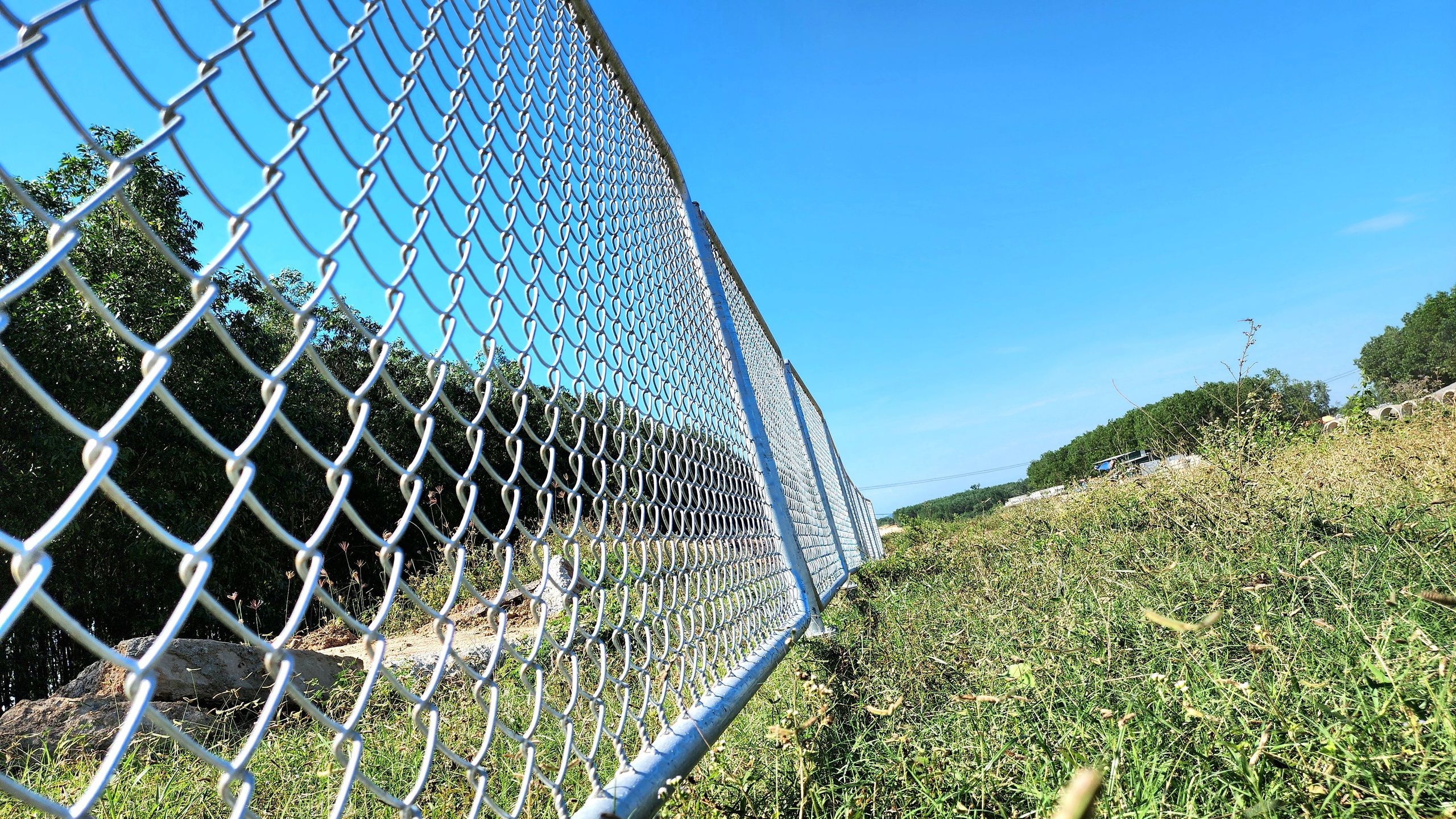 Tăng cường thi c&ocirc;ng r&agrave;o chắn dọc cao tốc Quảng Ng&atilde;i - Ho&agrave;i Nhơn- Ảnh 1.