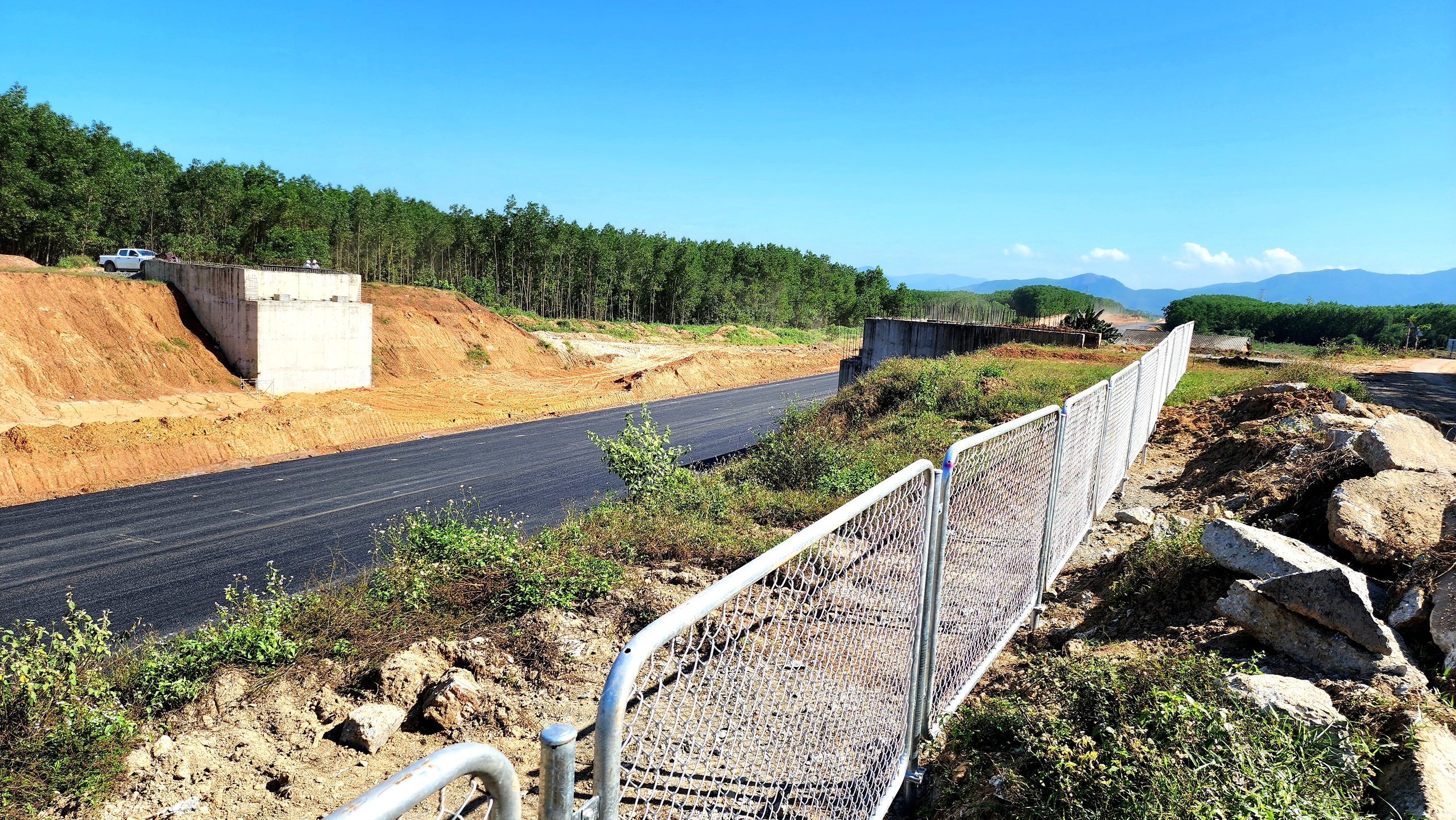 Tăng cường thi c&ocirc;ng r&agrave;o chắn dọc cao tốc Quảng Ng&atilde;i - Ho&agrave;i Nhơn- Ảnh 11.