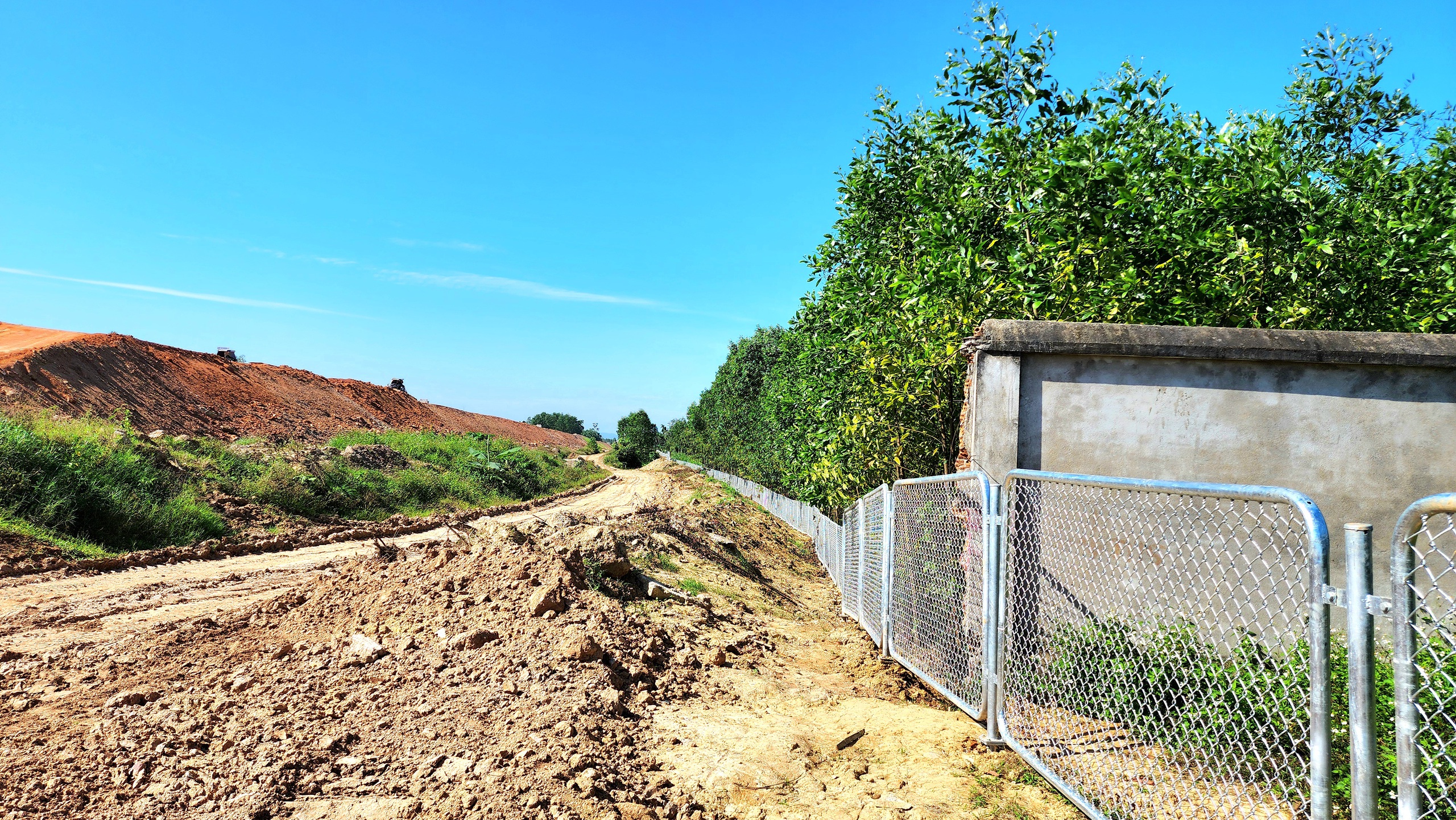 Tăng cường thi c&ocirc;ng r&agrave;o chắn dọc cao tốc Quảng Ng&atilde;i - Ho&agrave;i Nhơn- Ảnh 9.