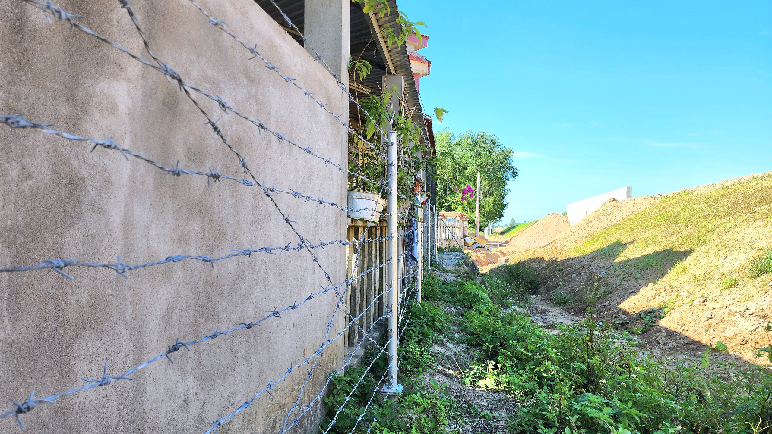 Tăng cường thi c&ocirc;ng r&agrave;o chắn dọc cao tốc Quảng Ng&atilde;i - Ho&agrave;i Nhơn- Ảnh 3.