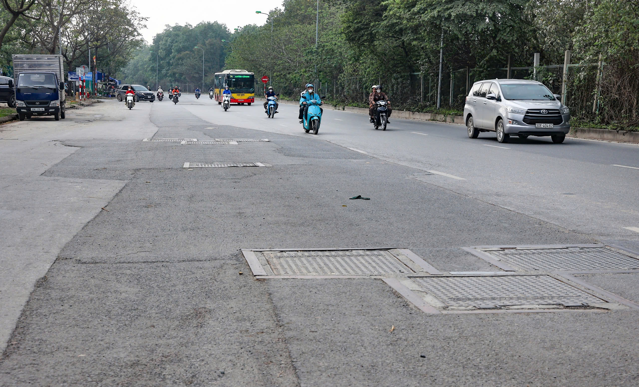 Nhiều tuyến đường H&agrave; Nội gồ ghề, nứt nẻ v&igrave; ho&agrave;n trả ẩu- Ảnh 9.