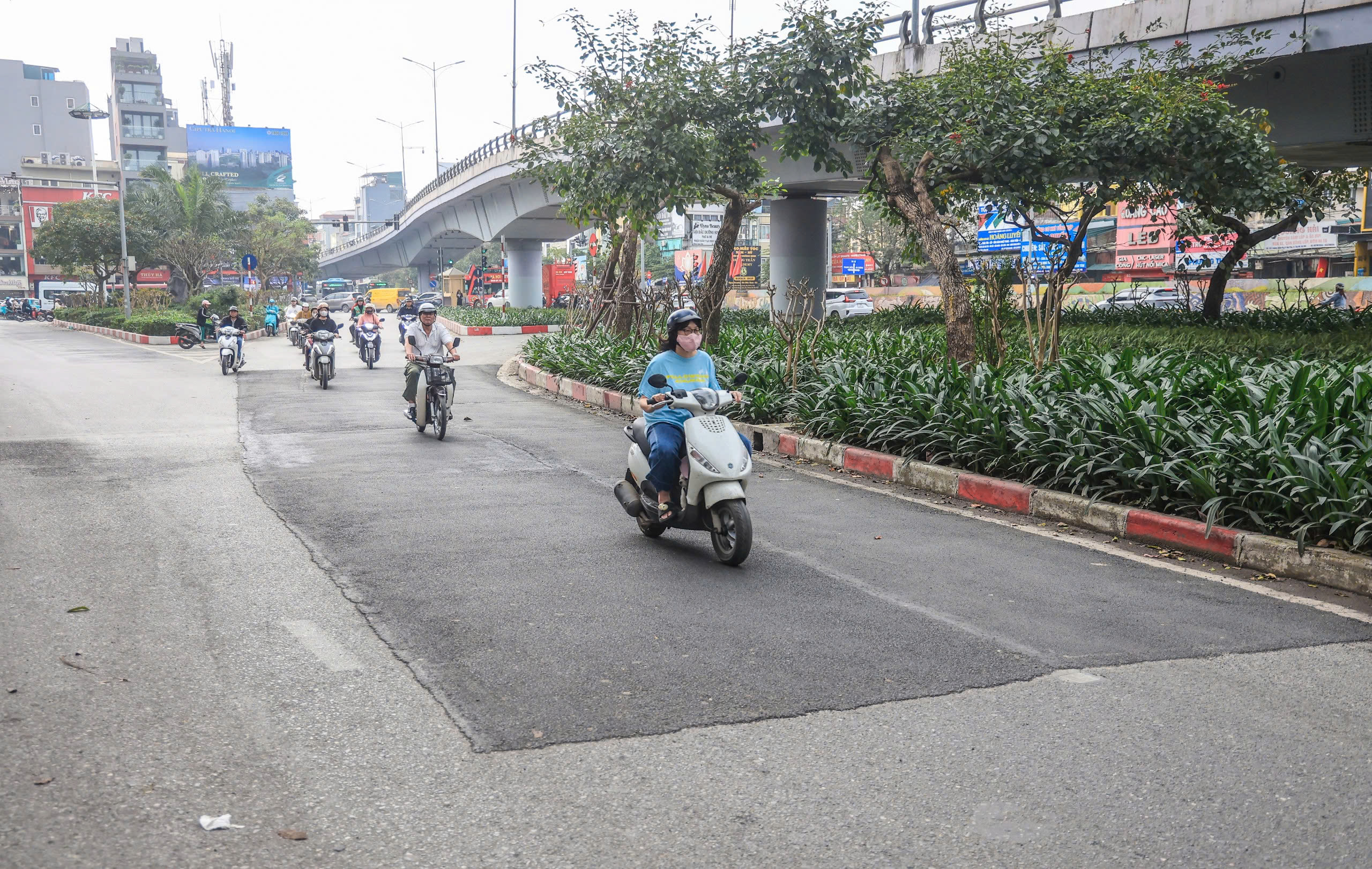 Nhiều tuyến đường H&agrave; Nội gồ ghề, nứt nẻ v&igrave; ho&agrave;n trả ẩu- Ảnh 14.