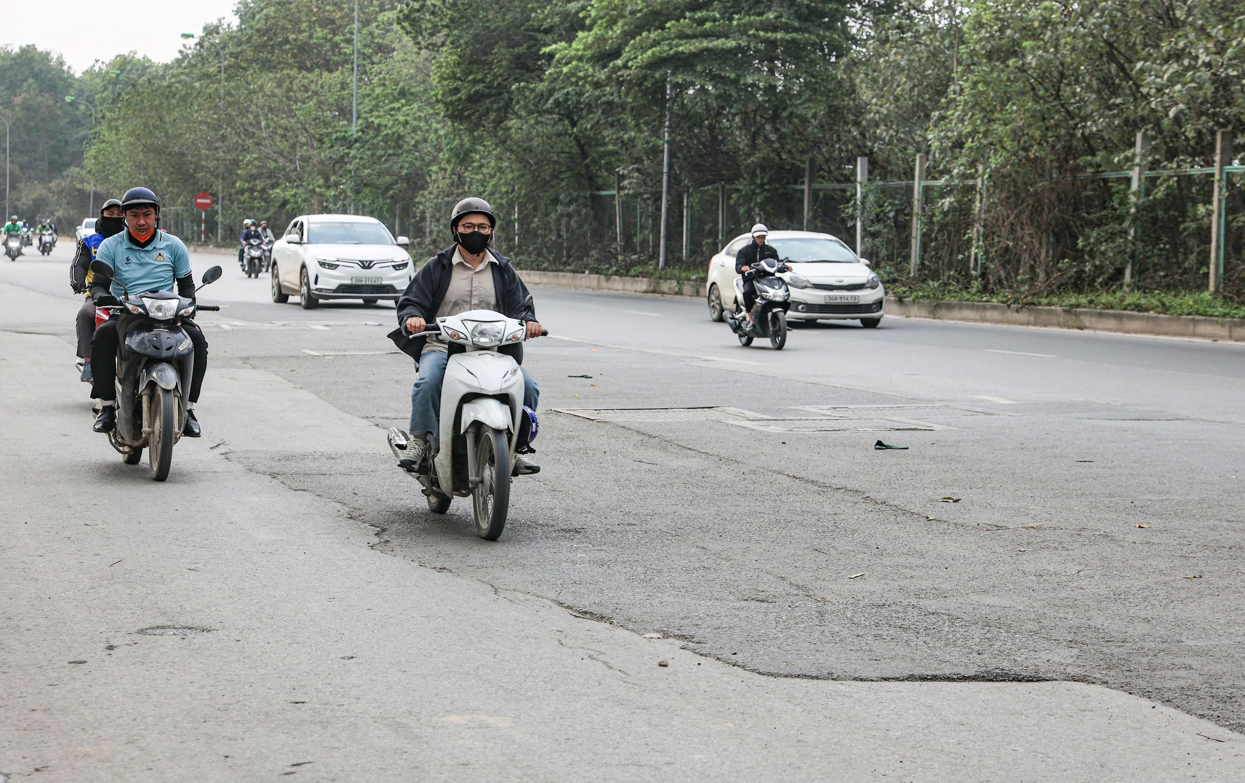 Nhiều tuyến đường H&agrave; Nội gồ ghề, nứt nẻ v&igrave; ho&agrave;n trả ẩu- Ảnh 11.