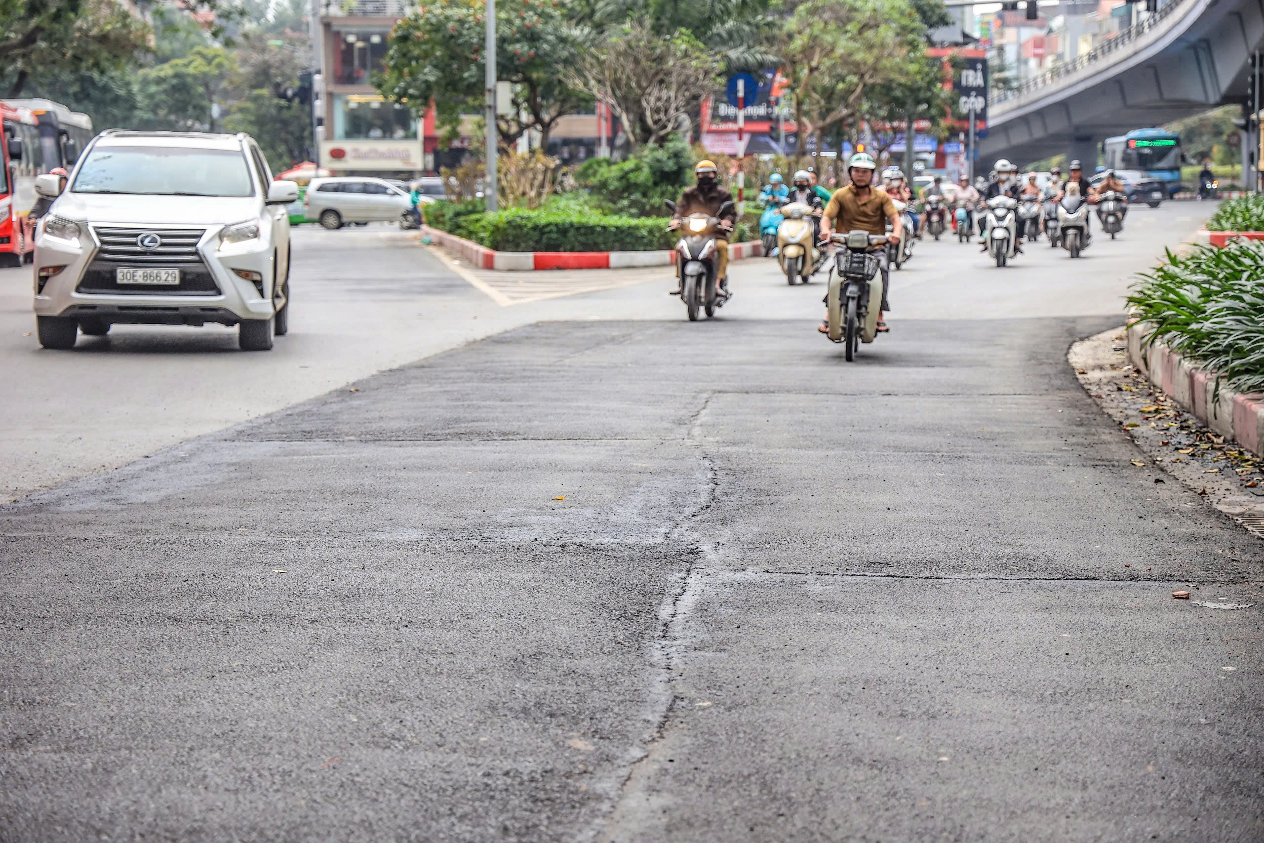 Nhiều tuyến đường H&agrave; Nội gồ ghề, nứt nẻ v&igrave; ho&agrave;n trả ẩu- Ảnh 13.