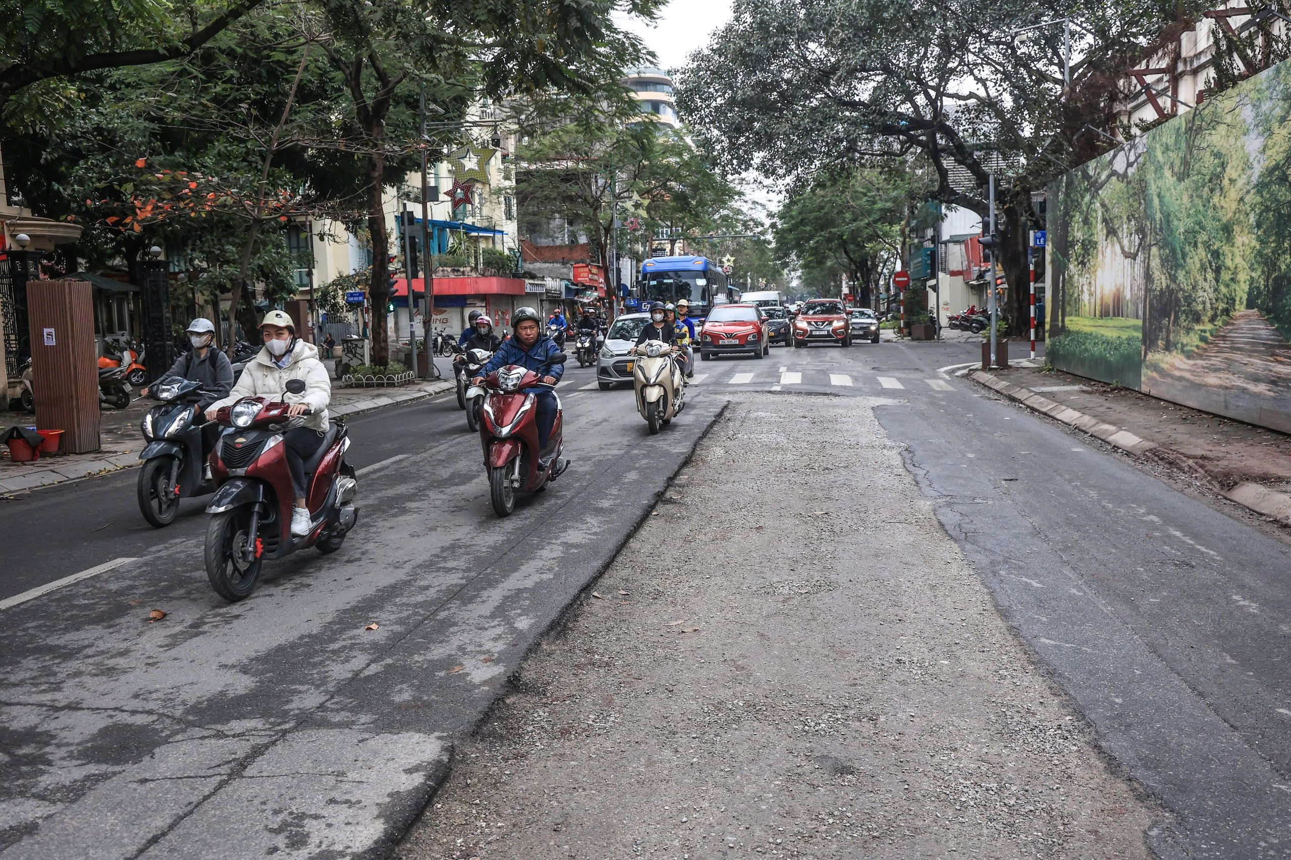 Nhiều tuyến đường H&agrave; Nội gồ ghề, nứt nẻ v&igrave; ho&agrave;n trả ẩu- Ảnh 1.