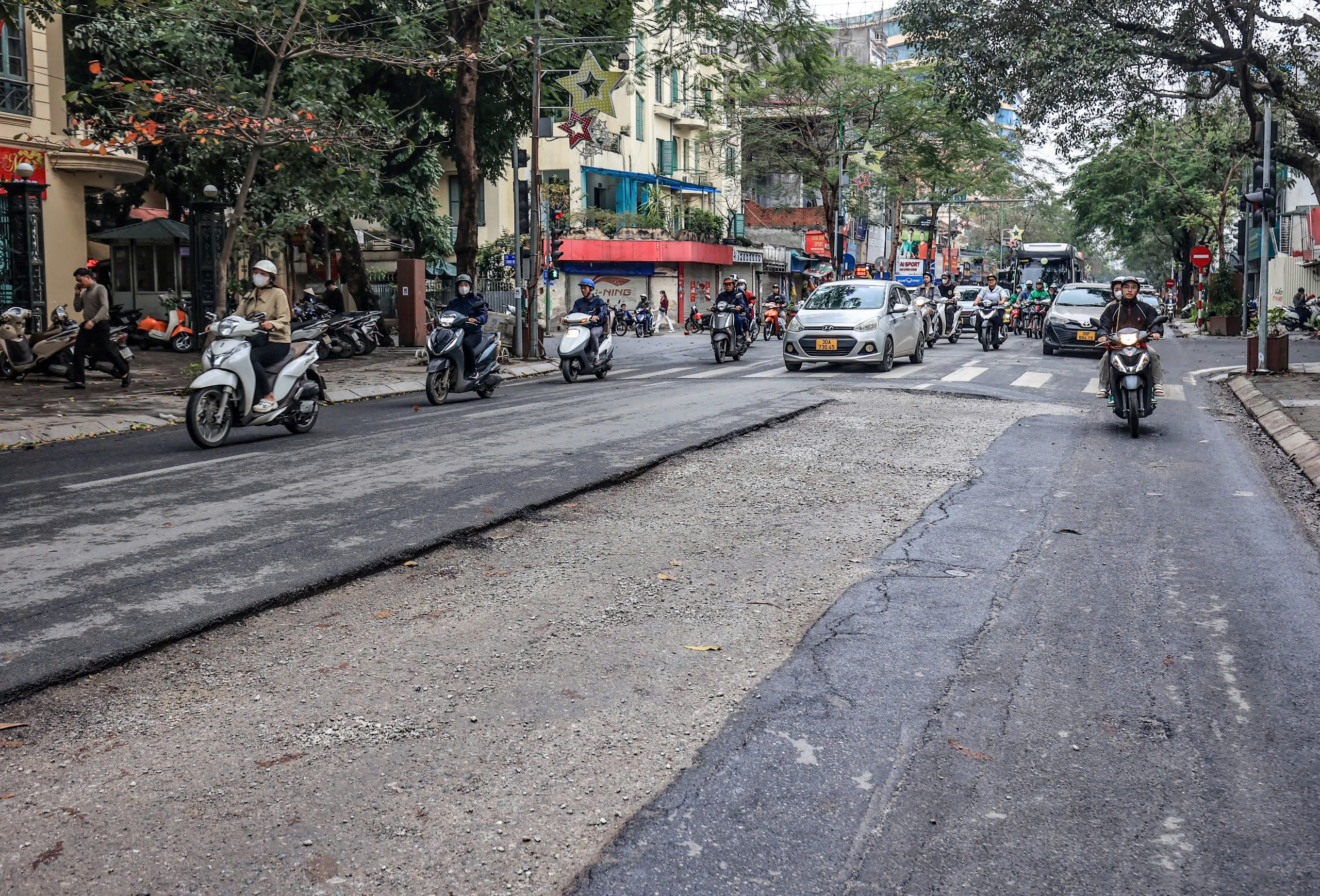 Nhiều tuyến đường H&agrave; Nội gồ ghề, nứt nẻ v&igrave; ho&agrave;n trả ẩu- Ảnh 3.