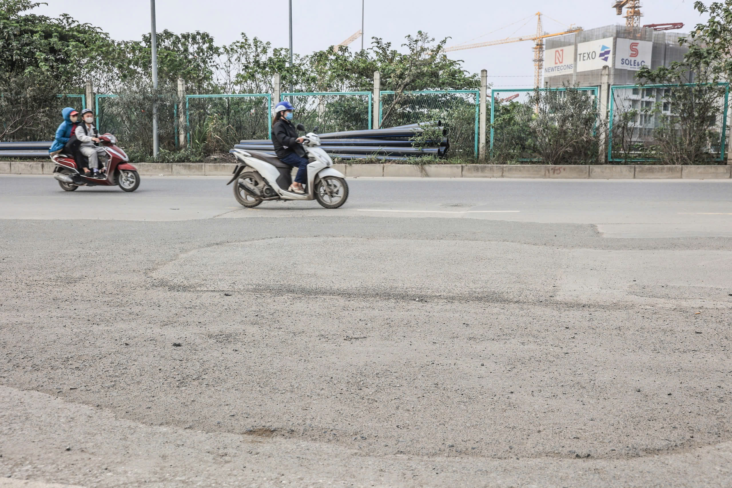 Nhiều tuyến đường H&agrave; Nội gồ ghề, nứt nẻ v&igrave; ho&agrave;n trả ẩu- Ảnh 7.