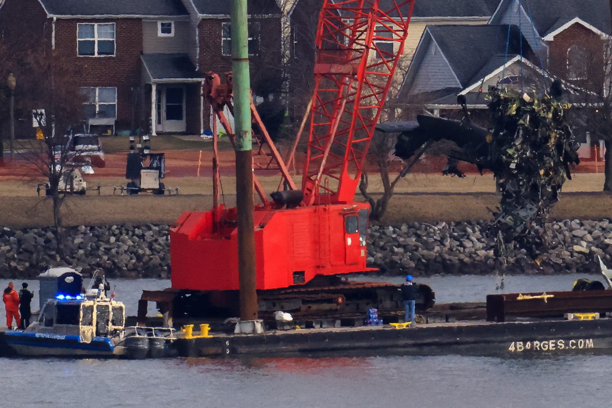 Hạ viện Mỹ điều tra vụ trực thăng quân sự đâm máy bay chở khách- Ảnh 1. Hạ viện Mỹ điều tra vụ trực thăng quân sự đâm máy bay chở khách- Ảnh 1.