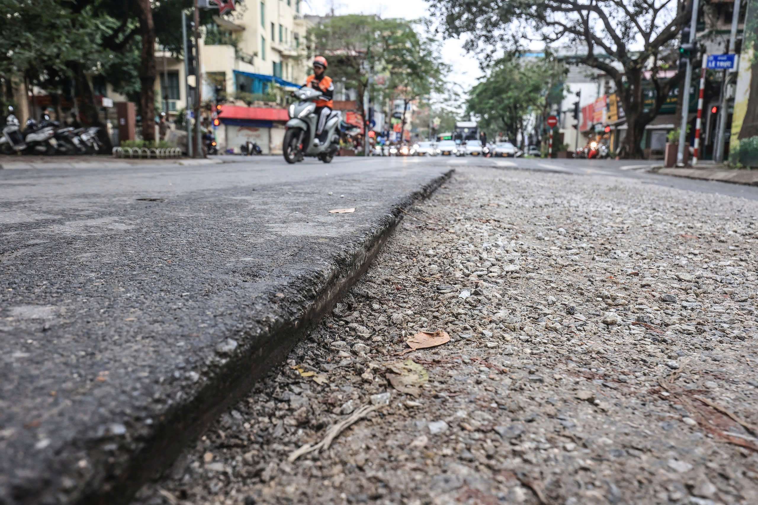 Nhiều tuyến đường H&agrave; Nội gồ ghề, nứt nẻ v&igrave; ho&agrave;n trả ẩu- Ảnh 2.
