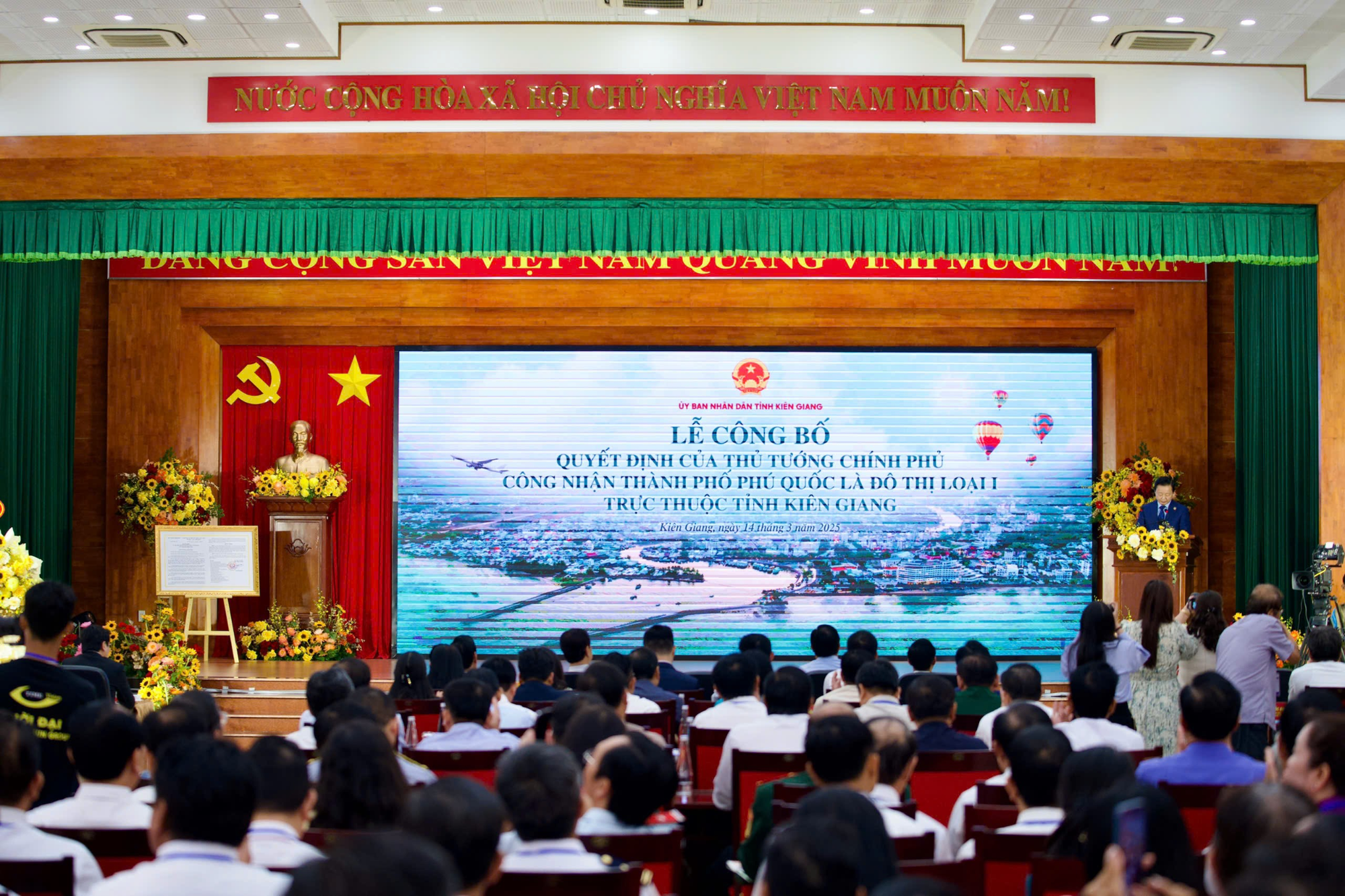Th&agrave;nh phố Ph&uacute; Quốc ch&iacute;nh thức trở th&agrave;nh đ&ocirc; thị loại I- Ảnh 1.