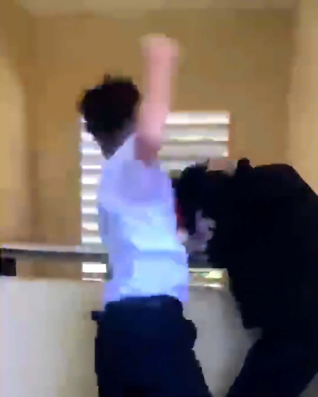 Nam sinh ở Quảng Ng&atilde;i bị bạn học đ&aacute;nh hội đồng ngay trong trường- Ảnh 2.