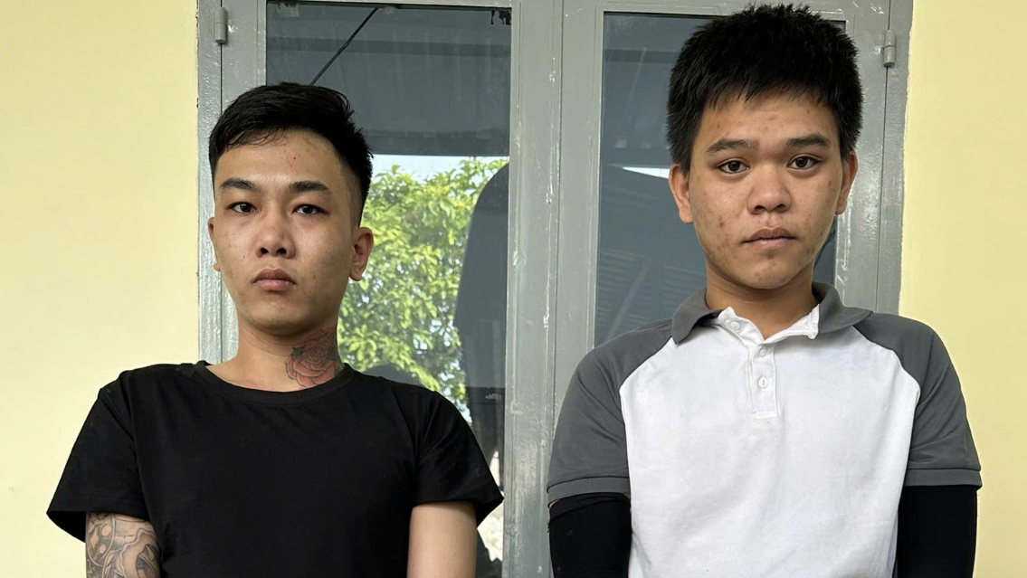 Bắt hai thanh ni&ecirc;n chốt cửa đổ xăng đe dọa giết người- Ảnh 1.