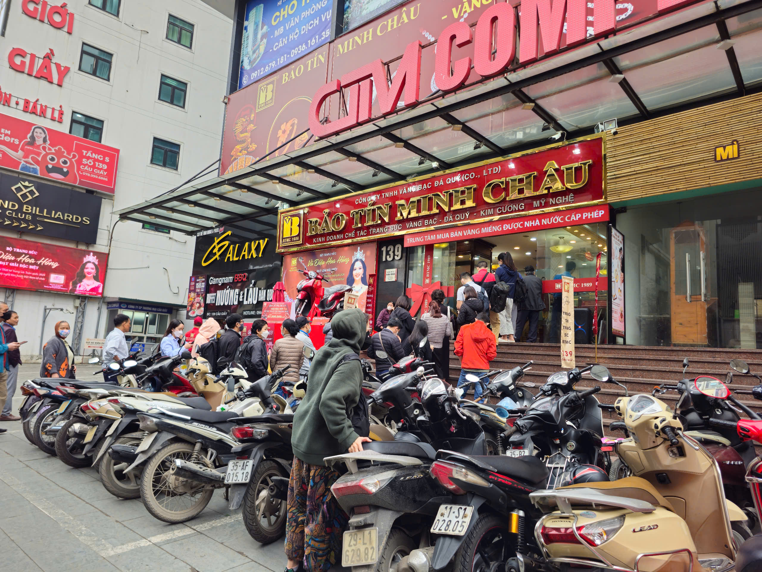 Giá vàng vọt lên mức cao nhất mọi thời đại, người dân ùn ùn xếp hàng giao dịch- Ảnh 1. Giá vàng vọt lên mức cao nhất mọi thời đại, người dân ùn ùn xếp hàng giao dịch- Ảnh 1.