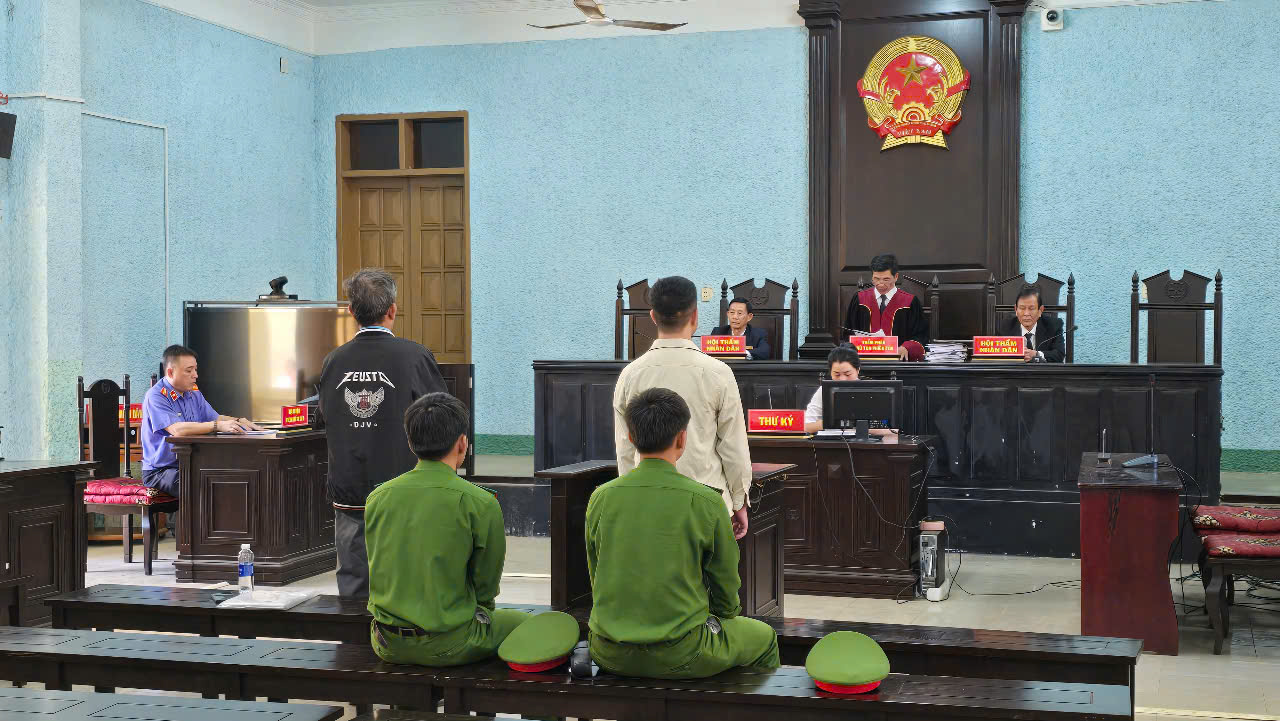 Nhận hối lộ 70 triệu rồi nhờ người mang trả, cựu ph&oacute; ch&aacute;nh &aacute;n lĩnh 15 th&aacute;ng t&ugrave;- Ảnh 1.