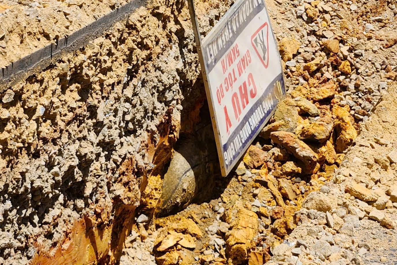 Phong tỏa nhiều tuyến đường vì phát hiện vật nghi bom dưới lòng đất- Ảnh 1. Phong tỏa nhiều tuyến đường vì phát hiện vật nghi bom dưới lòng đất- Ảnh 1.