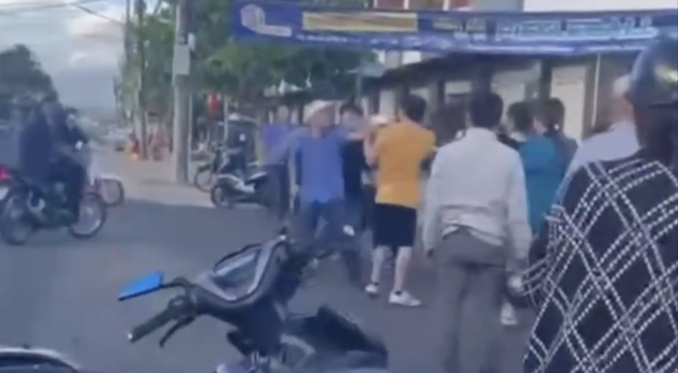 Gi&aacute;m đốc nh&agrave; xe c&oacute; nh&acirc;n vi&ecirc;n đ&aacute;nh người sau va chạm n&oacute;i g&igrave;?- Ảnh 1.