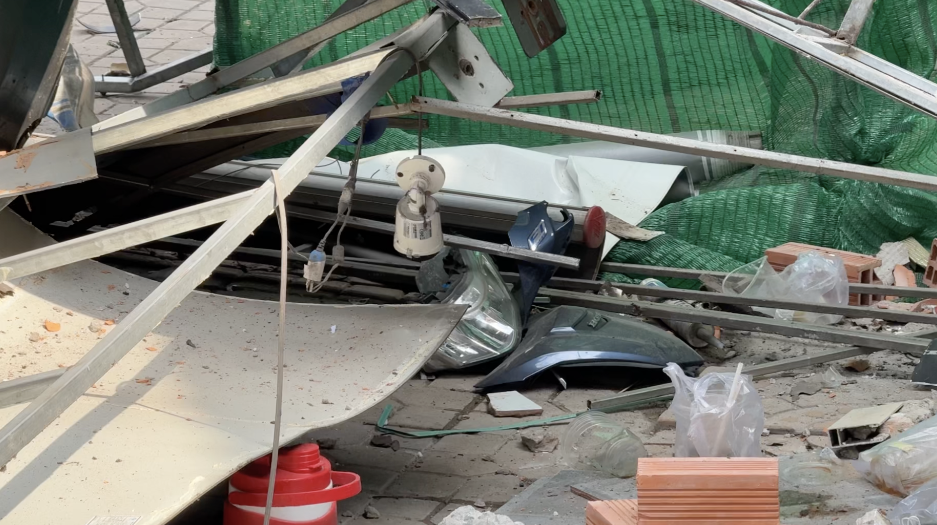 Cần Thơ: Bức tường cao 3,5m đổ sập khi th&aacute;o dỡ nh&agrave;, 1 người bị thương- Ảnh 2.