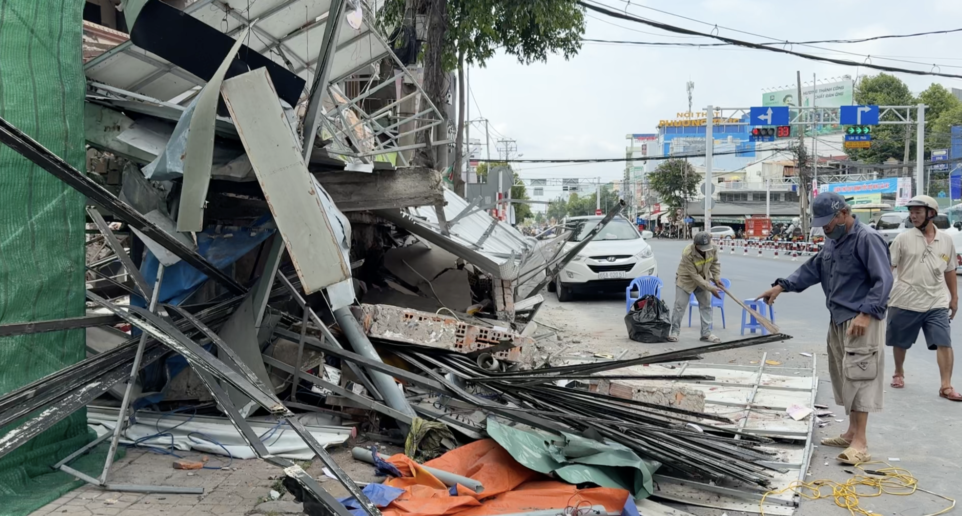 Cần Thơ: Bức tường cao 3,5m đổ sập khi th&aacute;o dỡ nh&agrave;, 1 người bị thương- Ảnh 1.