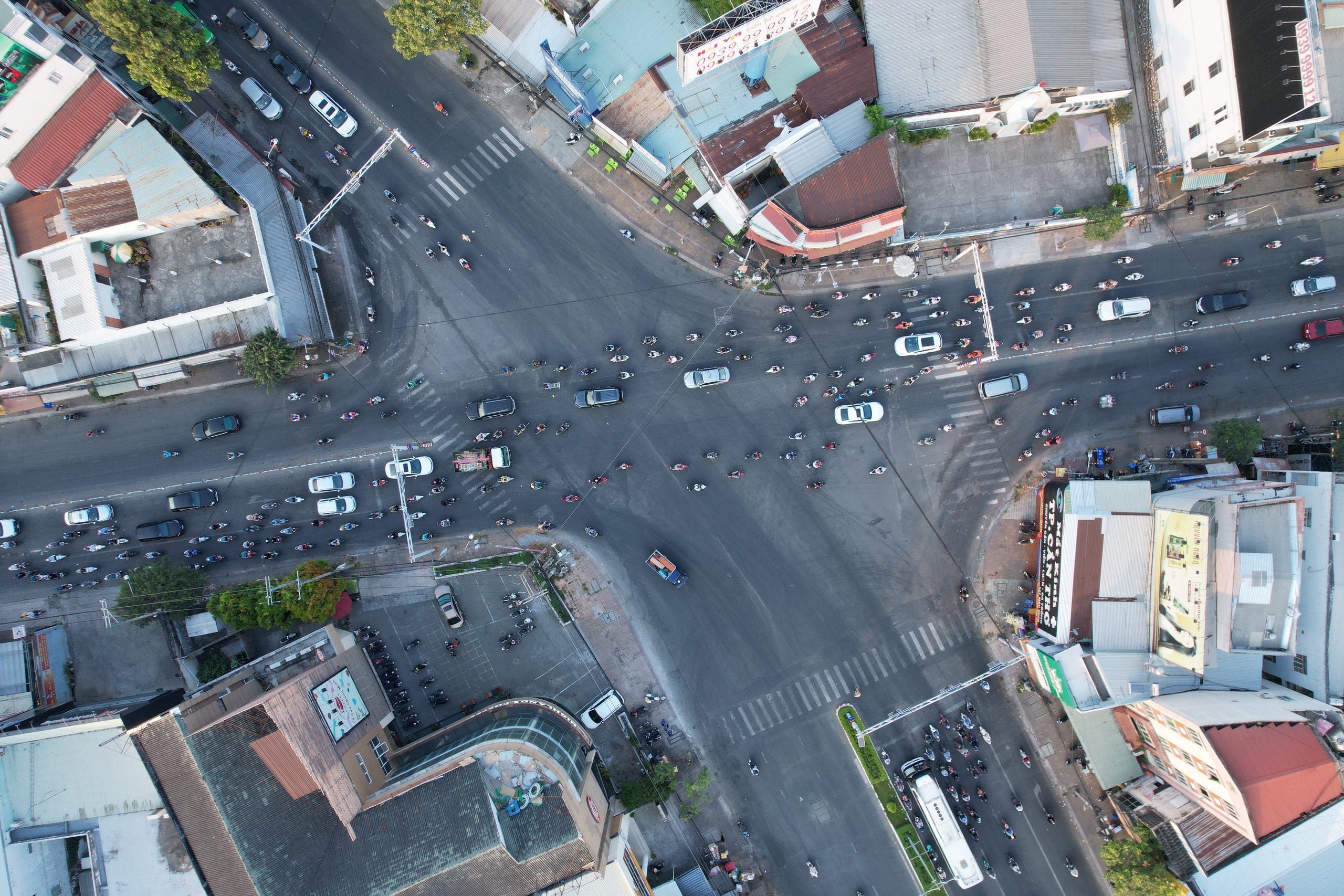 Cần Thơ: Bức tường cao 3,5m đổ sập khi th&aacute;o dỡ nh&agrave;, 1 người bị thương- Ảnh 3.