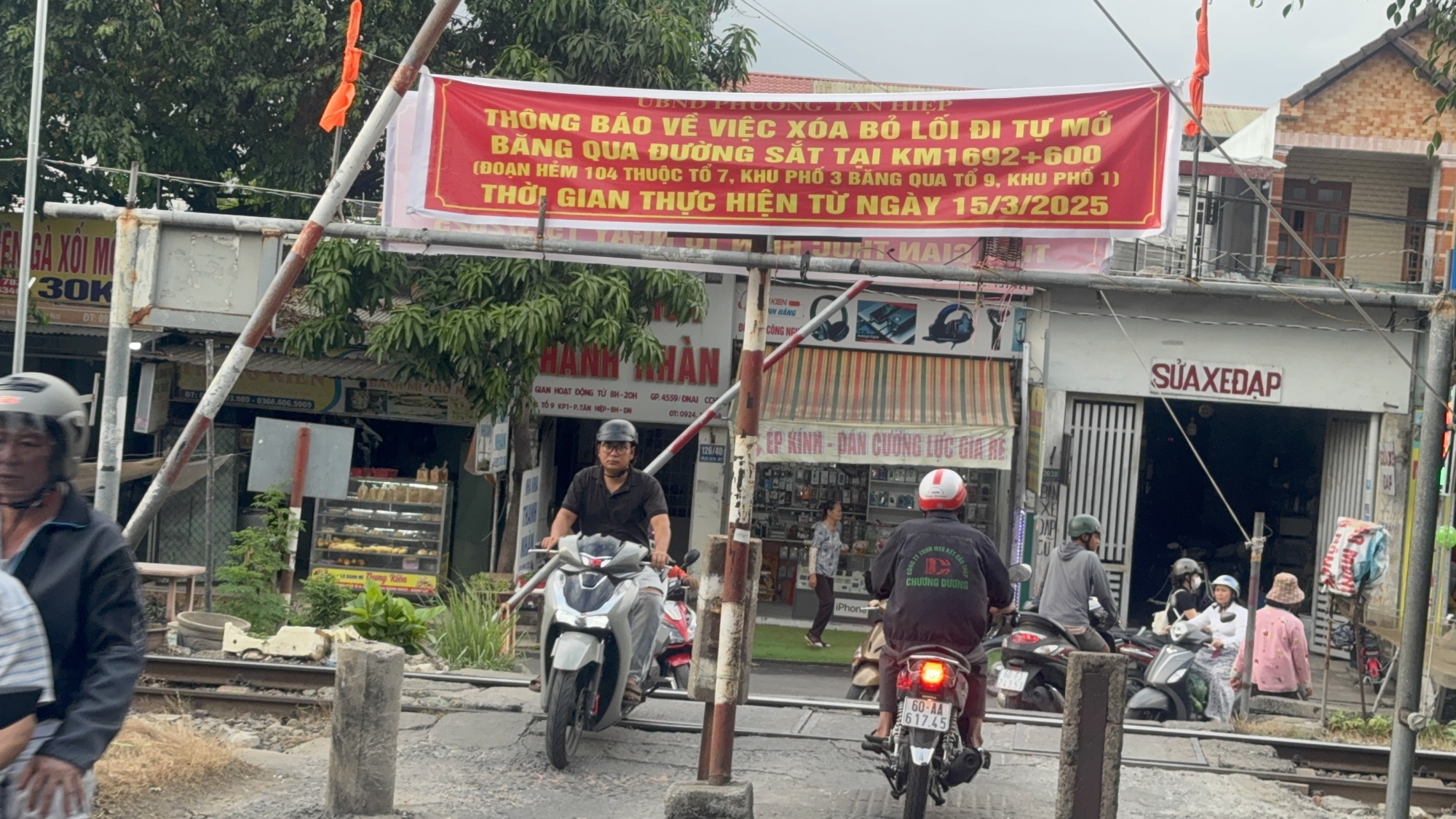 Bắt đầu x&oacute;a lối đi tự mở ngang đường sắt qua Bi&ecirc;n H&ograve;a- Ảnh 2.