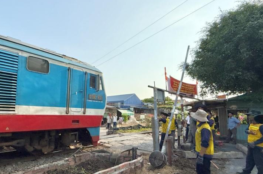 Bắt đầu x&oacute;a lối đi tự mở ngang đường sắt qua Bi&ecirc;n H&ograve;a- Ảnh 1.