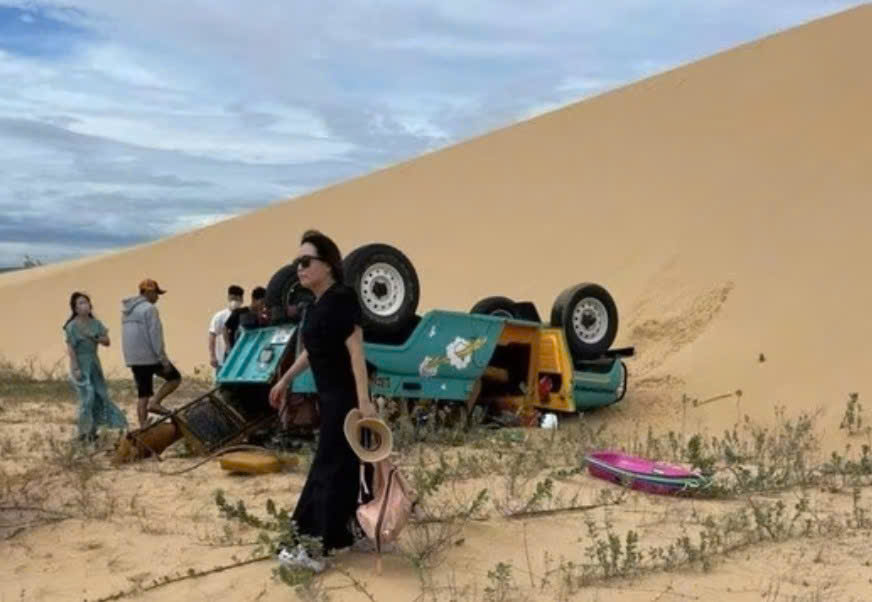 Du kh&aacute;ch H&agrave;n Quốc đ&ograve;i bồi thường sau tai nạn lật xe Jeep tr&ecirc;n đồi c&aacute;t ở Ninh Thuận- Ảnh 1.