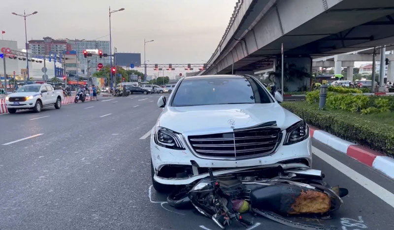 Hiện trường vụ nữ l&aacute;i xe &ocirc; t&ocirc; Mercedes t&ocirc;ng tr&uacute;ng khoảng 10 xe m&aacute;y.