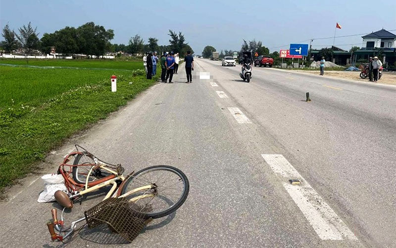 Chiếc xe đạp tại hiện trường vụ tai nạn - Ảnh: B&aacute;o H&agrave; Tĩnh.