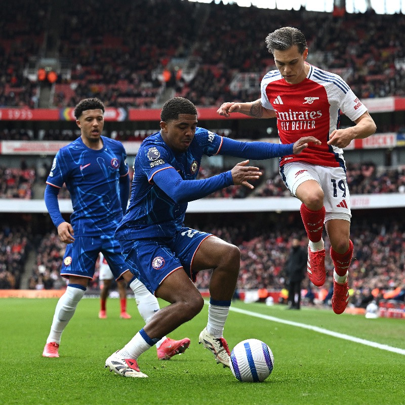 Ngoại hạng Anh: Thắng kịch t&iacute;nh Chelsea, Arsenal n&iacute;u lại hy vọng đua v&ocirc; địch- Ảnh 1.