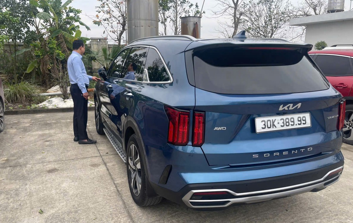 T&agrave;i xế v&agrave; chủ &ocirc; t&ocirc; gắn biển số giả bị phạt hơn 50 triệu đồng- Ảnh 1.