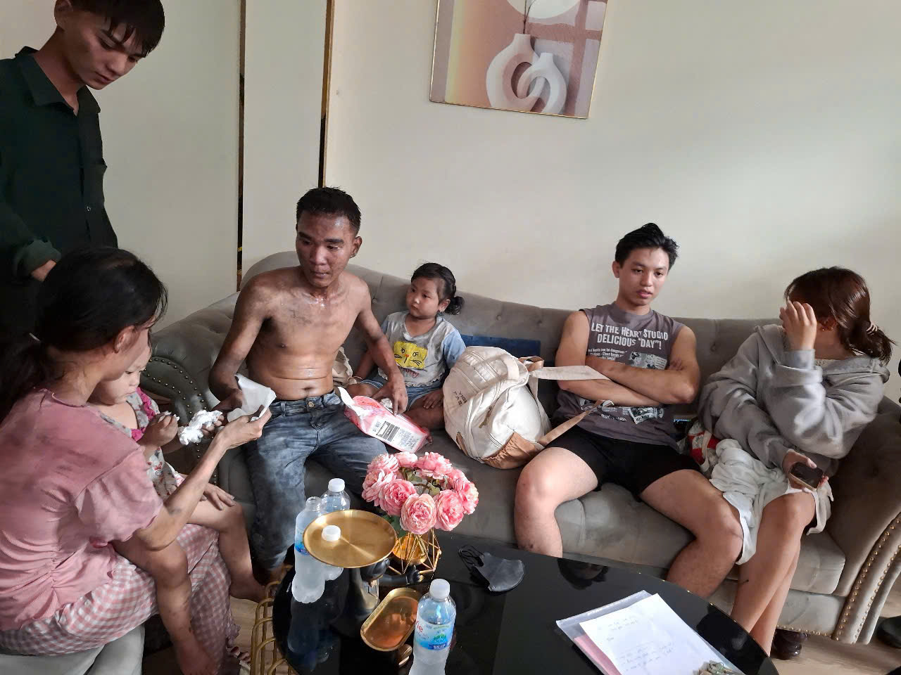 Ch&aacute;y kh&aacute;ch sạn nhiều tầng, 6 nạn nh&acirc;n được cứu ra ngo&agrave;i an to&agrave;n- Ảnh 2.