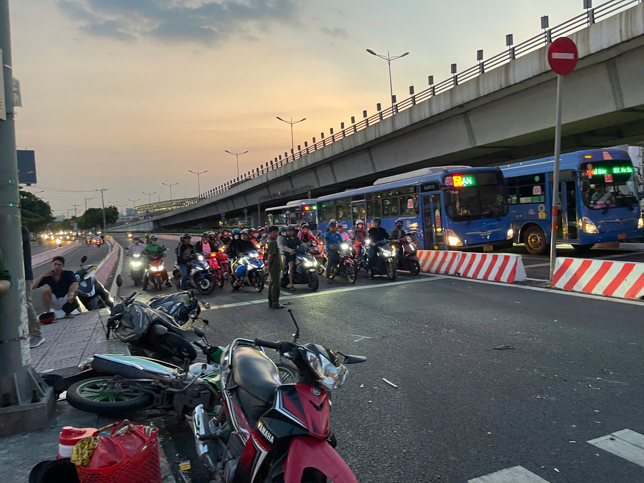 Nữ t&agrave;i xế xe Mercedes t&ocirc;ng tr&uacute;ng nhiều xe m&aacute;y đang chờ đ&egrave;n đỏ- Ảnh 2.