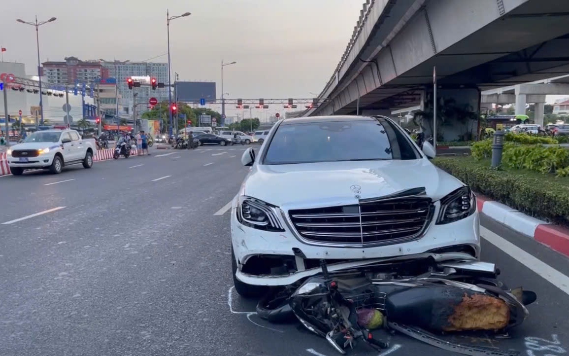 Nữ t&agrave;i xế xe Mercedes t&ocirc;ng tr&uacute;ng nhiều xe m&aacute;y đang chờ đ&egrave;n đỏ