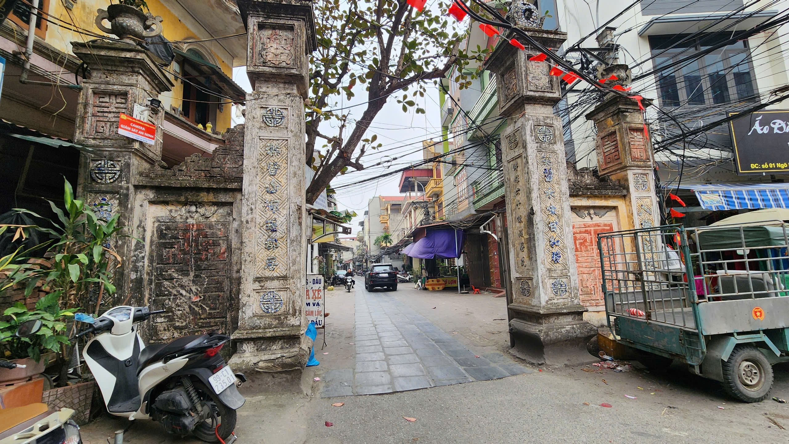 Con đường l&aacute;t đ&aacute; xanh gần 100 tuổi trong l&agrave;ng cổ ở Bắc Ninh hiện ra sao?- Ảnh 1.