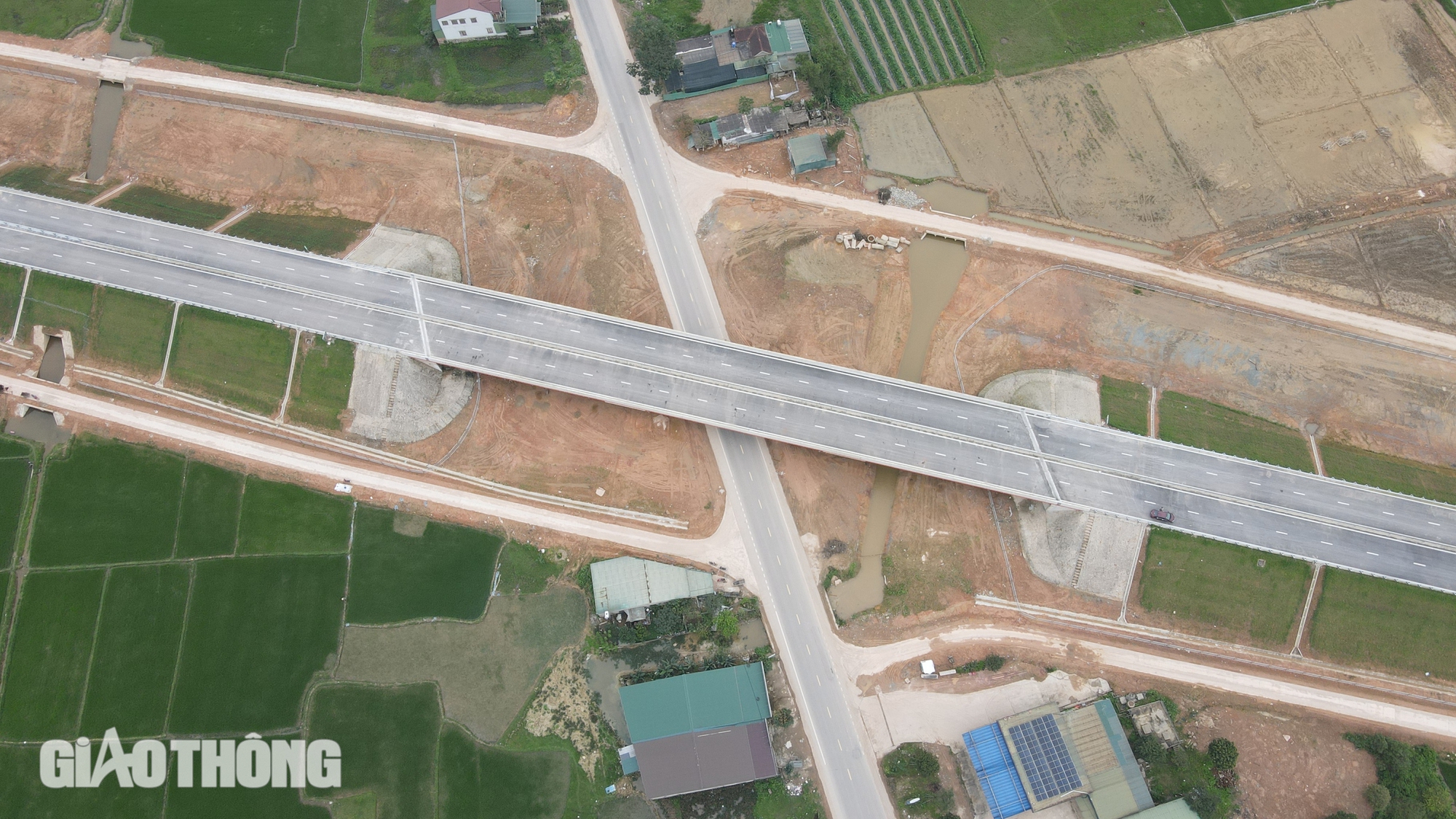 Ngắm cao tốc qua H&agrave; Tĩnh sắp th&ocirc;ng tuyến ch&iacute;nh- Ảnh 3.