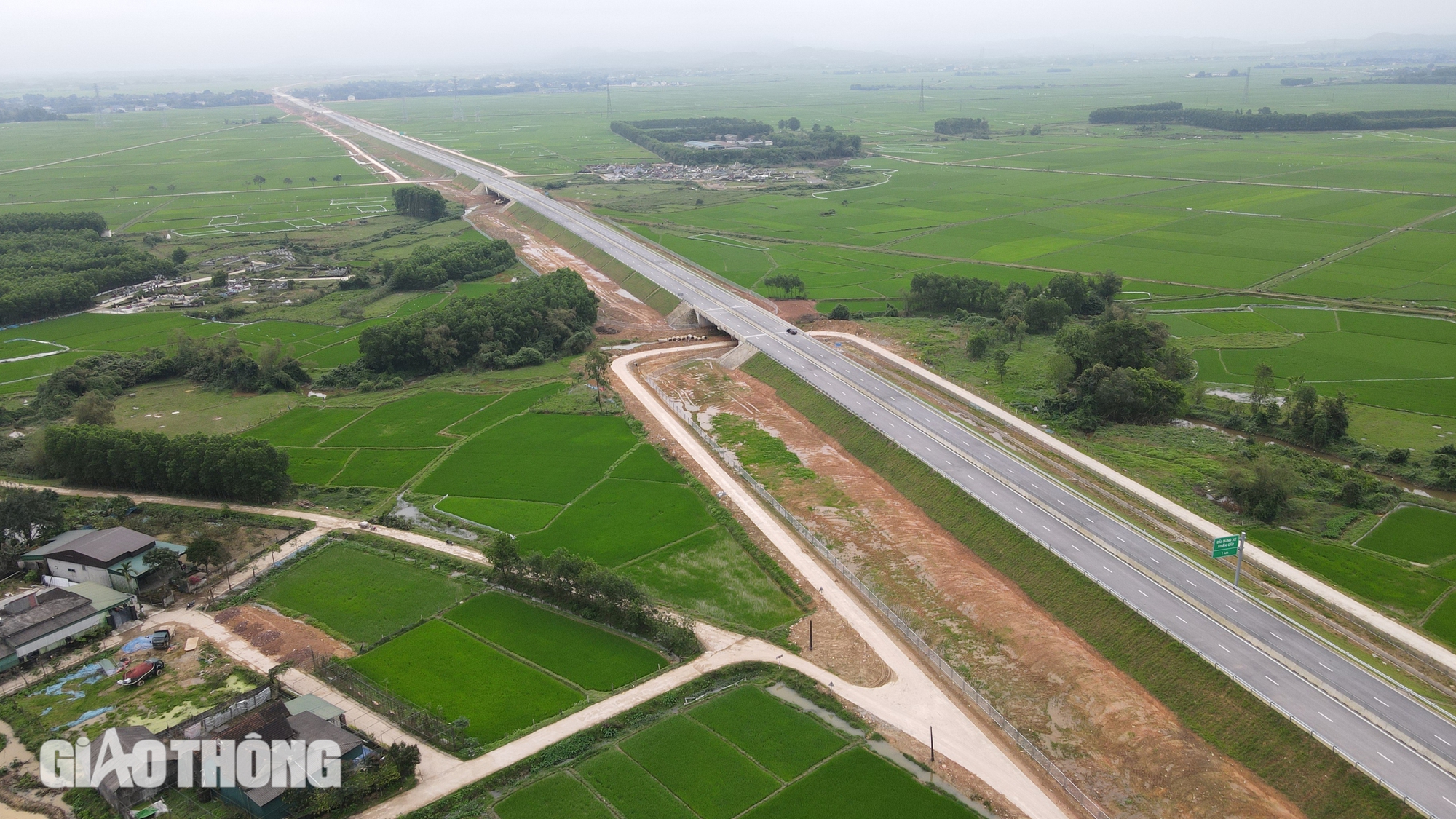 Ngắm cao tốc qua H&agrave; Tĩnh sắp th&ocirc;ng tuyến ch&iacute;nh- Ảnh 1.